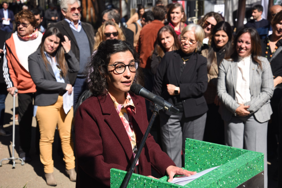 Silvana Balsa habla desde un atril; detrás, público.