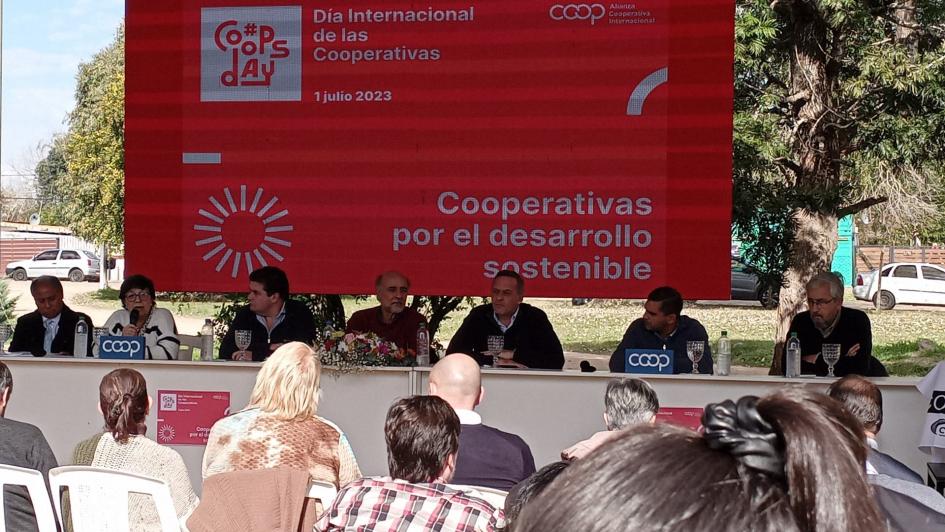 Oradores en la mesa por el evento por el Día Internacional del Cooperativismo 