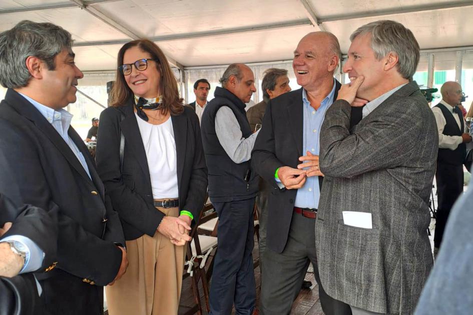 En el evento participaron la ministra Elisa Facio y el subsecretario Walter Verri Facio y Verri dialogan con otras personas durante el evento