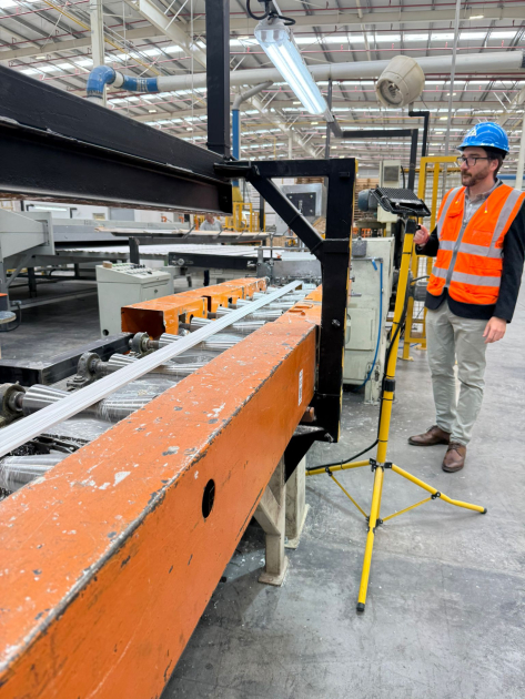 Director Míguez observa máquinas en la empresa BrasPine