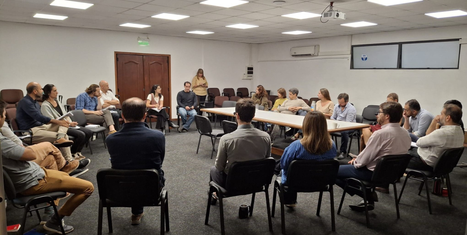 Personas sentadas en círculos