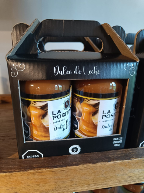 Dos frascos de dulce de leche en pack caja de cartón color negro