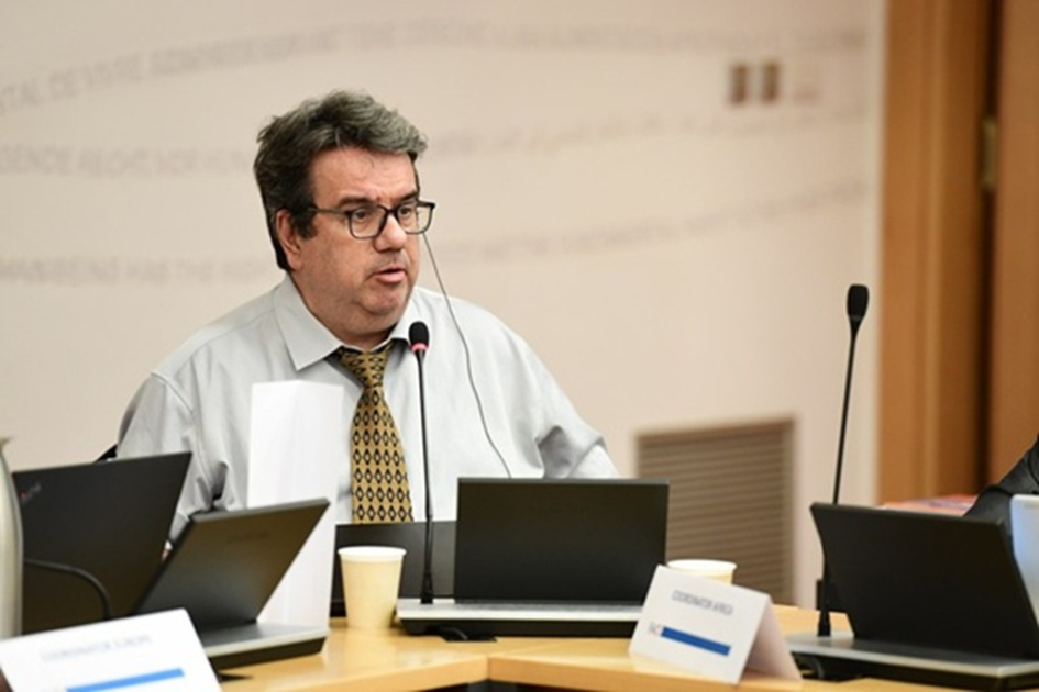 Leonardo Veiga, sentado en una silla