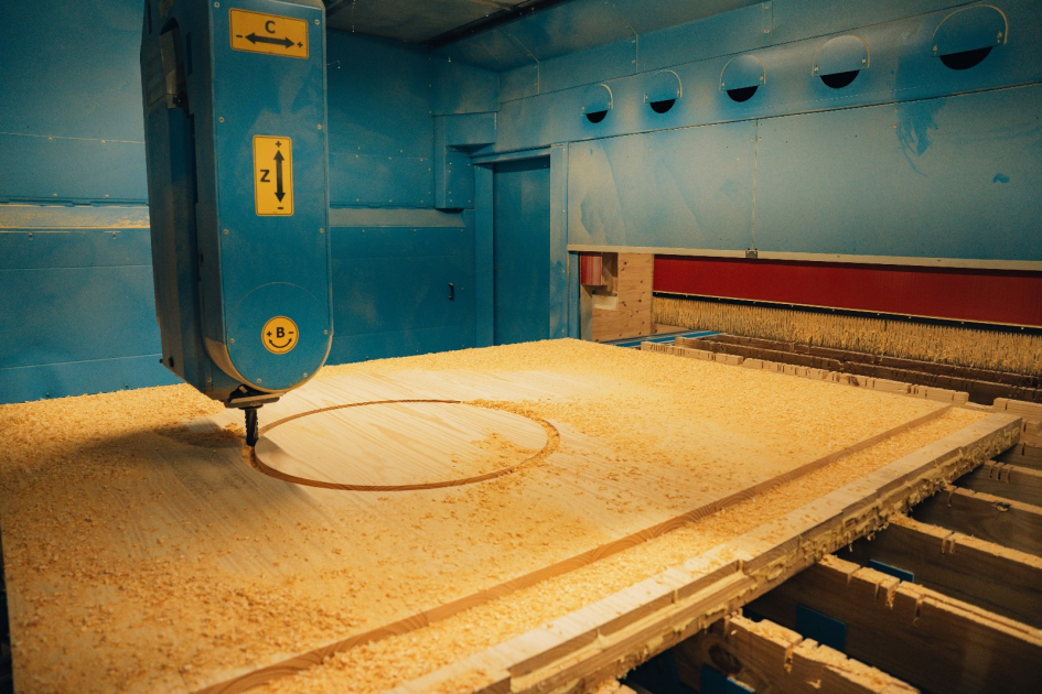 Trabajo en madera en planta de Arboreal Máquina en funcionamiento en la planta de Arboreal