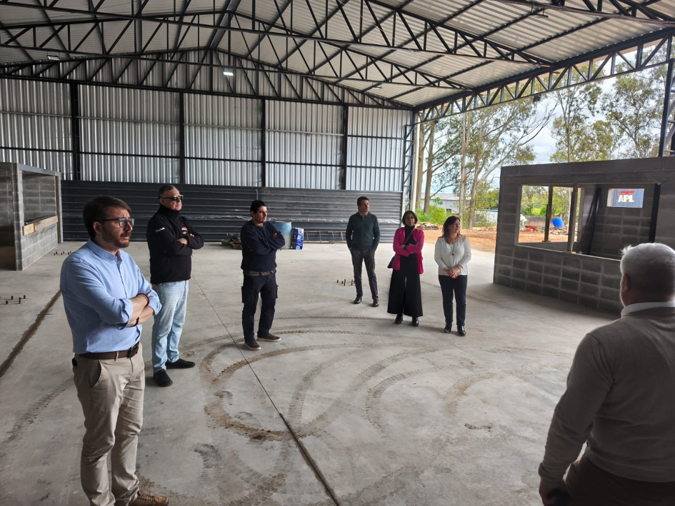 Visita a planta de Noryto Personas de pie en la planta de Noryto