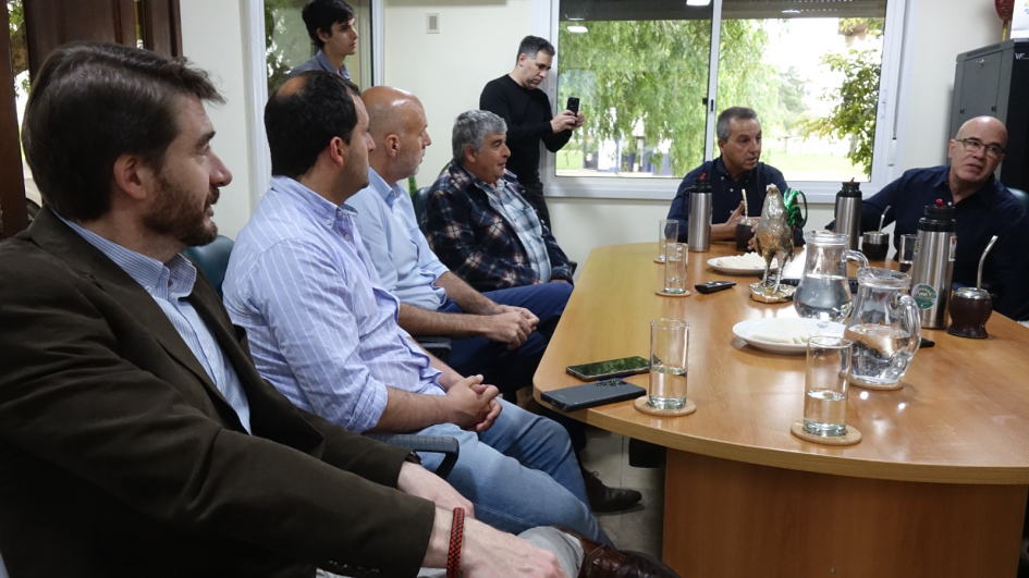 Reunión de autoridades en Avícola el Poyote Personas sentadas alrededor de una mesa