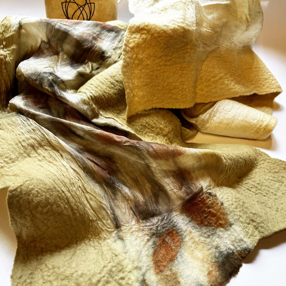 Tercer premio Artesanía de Producción Chalinas en fieltro