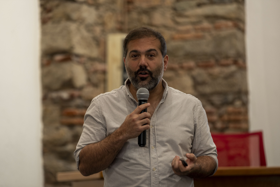 Kefeli habla con un micrófono