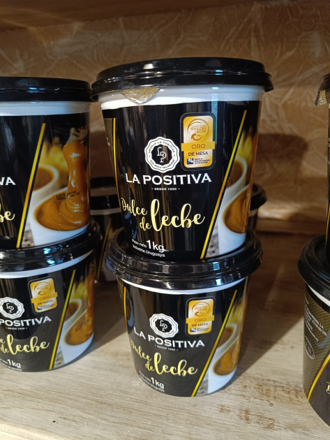 Envases de dulce de leche de mesa de un kilogramo