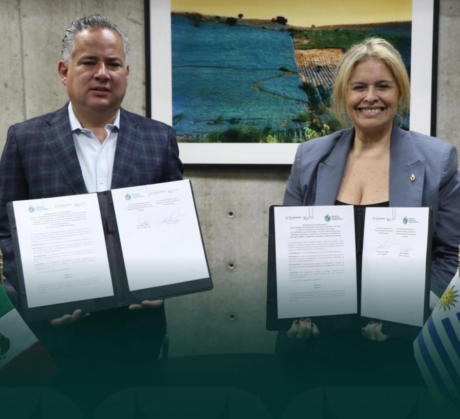 Directora Delor y direcctor del IMPI con acuerdo firmado en la mano