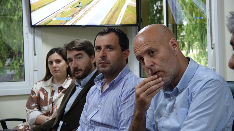 Reunión de autoridades en Avícola el Poyote Personas, sentadas