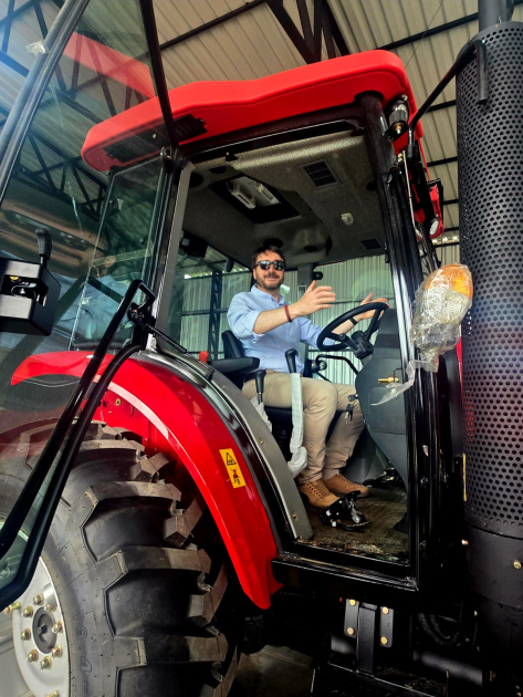 Director Adrián Míguez  Director Adrián Míguez en tractor