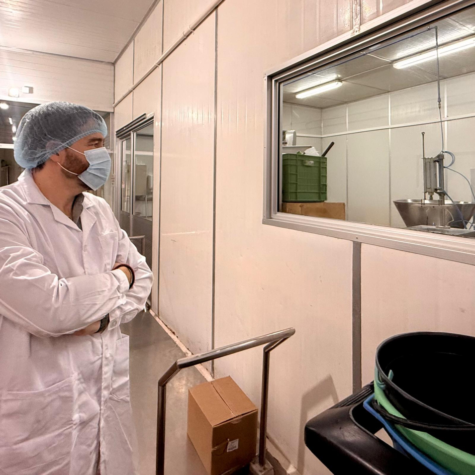 Míguez viste túnica, gorro y tapabocas en planta industrial