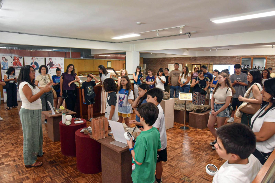 Actividad en el Museo Geominero Un grupo de niñas, niños, adolescentes y adultos parados observan el museo