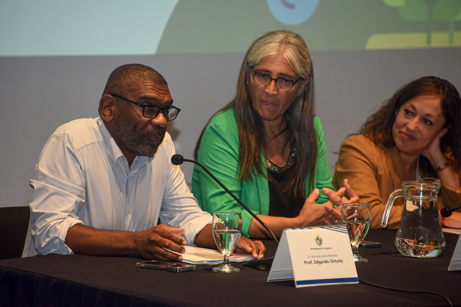 Ministro de Ambiente, Edgardo Ortuño expone en mesa de autoridades