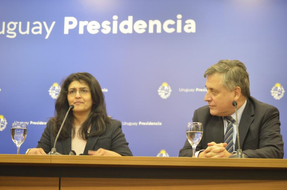 Representante de Microsoft, Rashmi Misra, y ministro Omar Paganini Representante de Microsoft, Rashmi Misra, y ministro Omar Paganini, sentados en una mesa