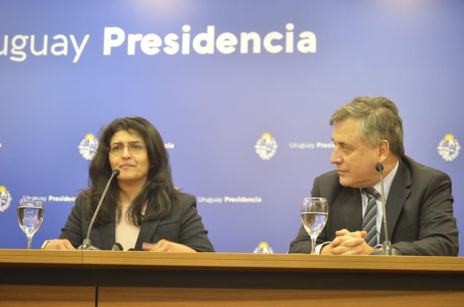 Representante de Microsoft, Rashmi Misra, y ministro Omar Paganini, sentados en una mesa