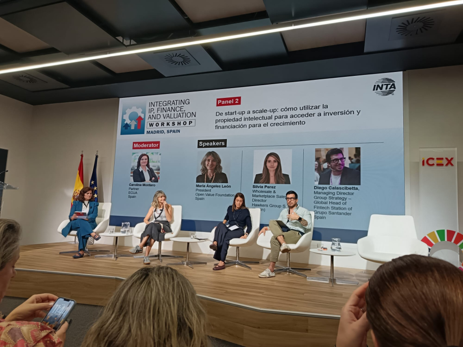Cuatro personas sentadas en un panel
