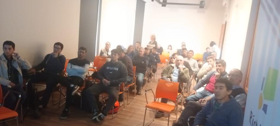 LATU capacita a empresarios del sector en metodología 5S Personas sentadas en un salón; detrás, ventanas