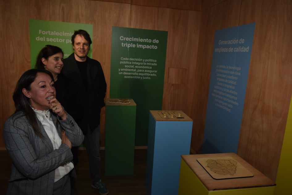 Ministra Cardona en stand del MIEM. 
