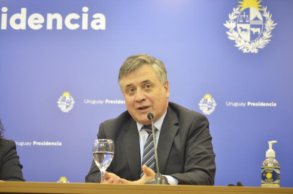 Ministro Omar Paganini Ministro Omar Paganini diserta en una mesa con una copa de agua y alcohol en gel