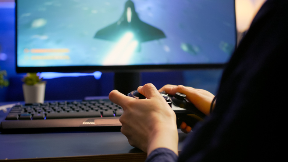 Abrió la convocatoria Videojuegos 2026 (imagen de DC Studio en Magnific.com) Imagen de manos de una persona que juegan con el control de un videojuego frente a pantalla