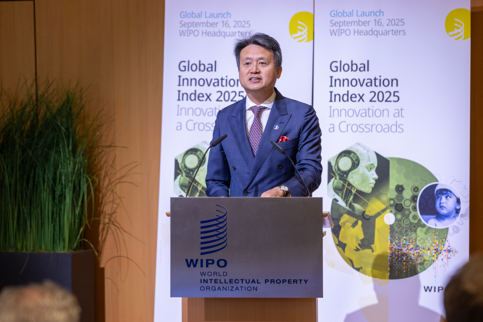 Director general de OMPI habla desde un atril