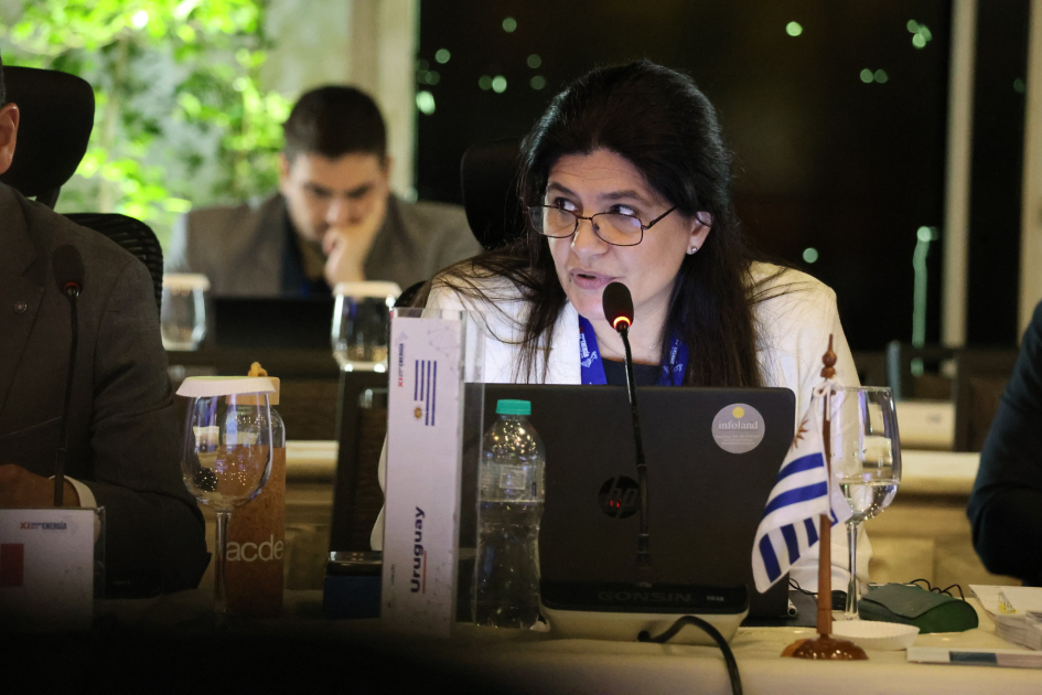 Arianna Spinelli habla a micrófono