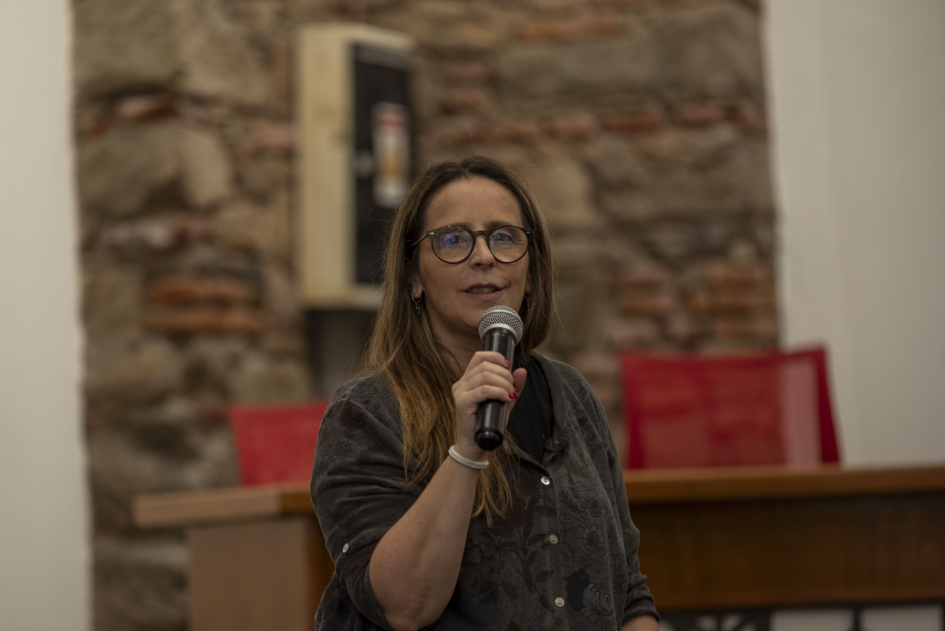 López Rizzo habla con un micrófono