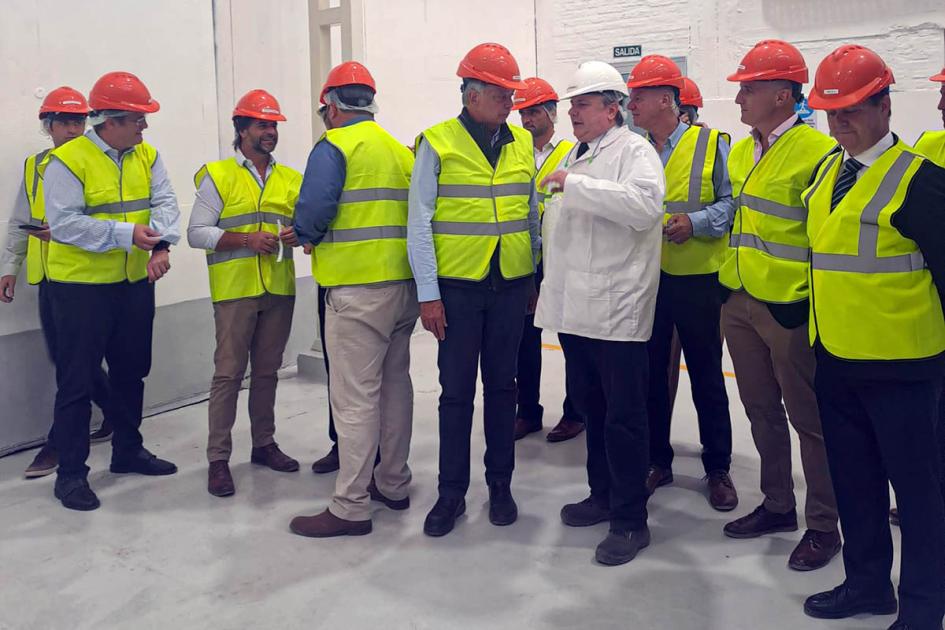 Recorrida por la planta Autoridades y personal de la empresa visten chalecos y cascos en recorrida a la planta