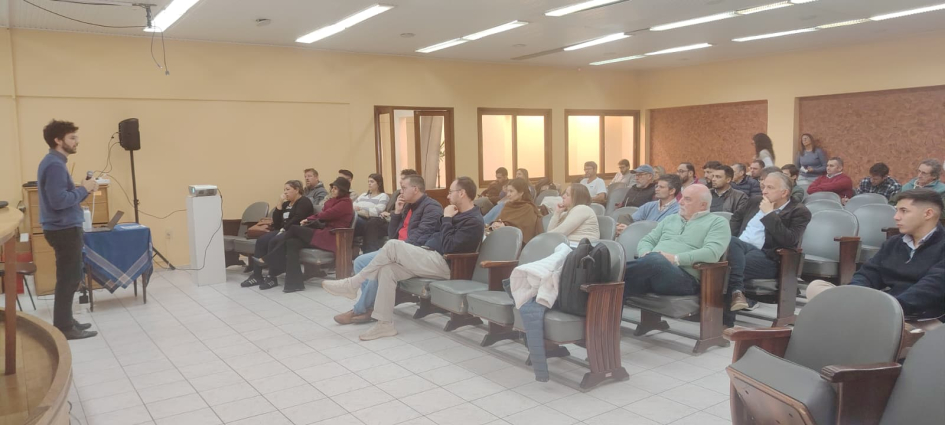 Gastón Ellis dicta taller, de pie, ante público sentado