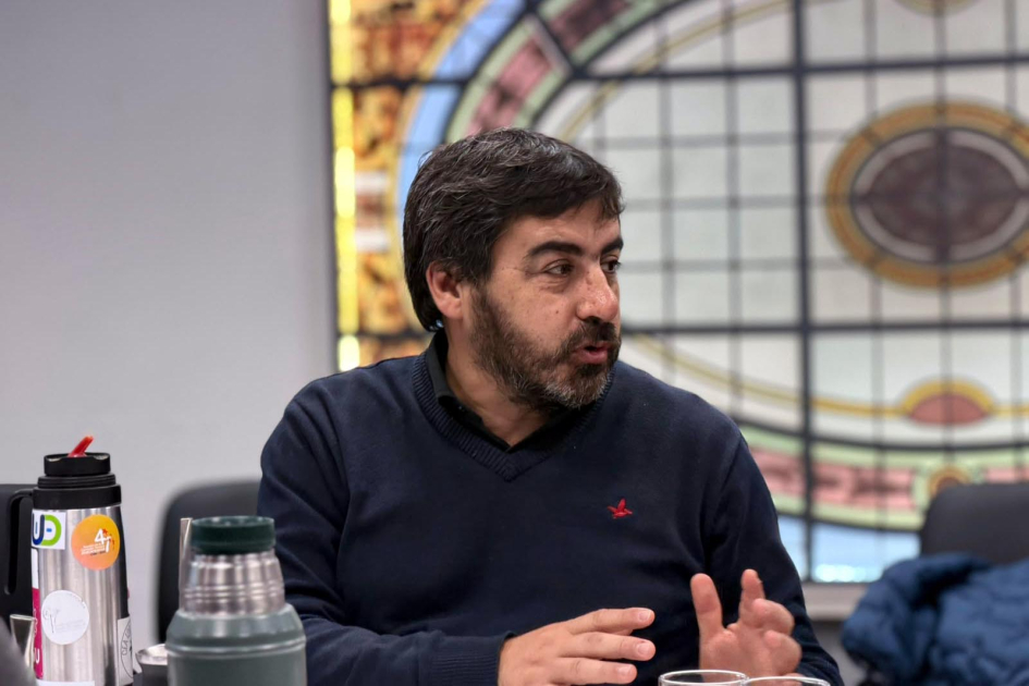 Fernando Ubal, director técnico de Gestión Académica de UTU Ubal habla, sentado