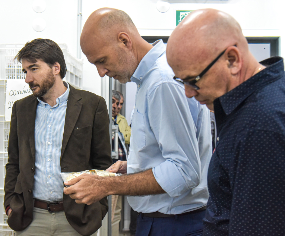 Recorrida en instalaciones de Avícola El Poyote Personas, de pie