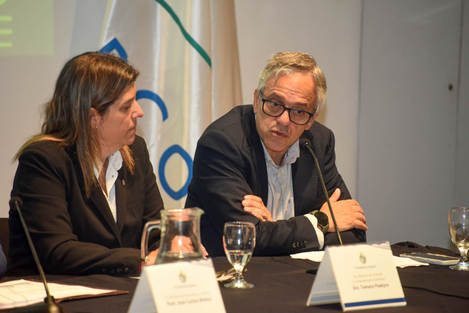 Director de la Oficina de Planeamiento y Presupuesto, Rodrigo Arim expone en mesa de autoridades