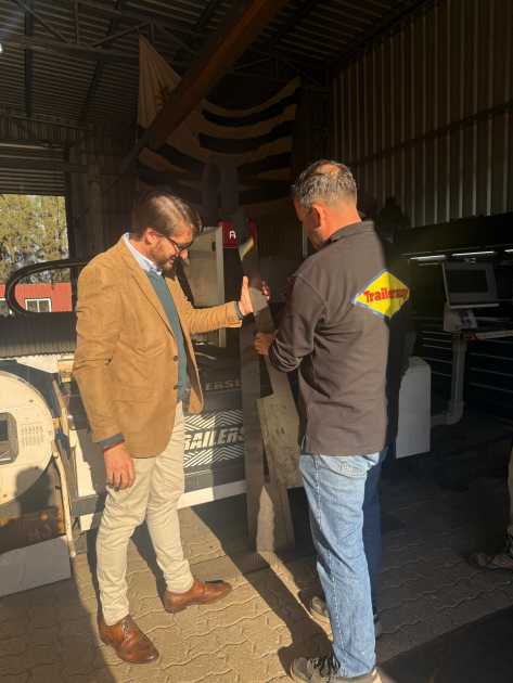 Director nacional de Industrias visitó la empresa Trailersuy Míguez habla con referente de la empresa