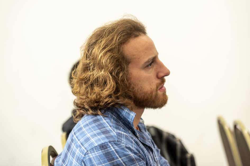 Cocchiararo, sentada