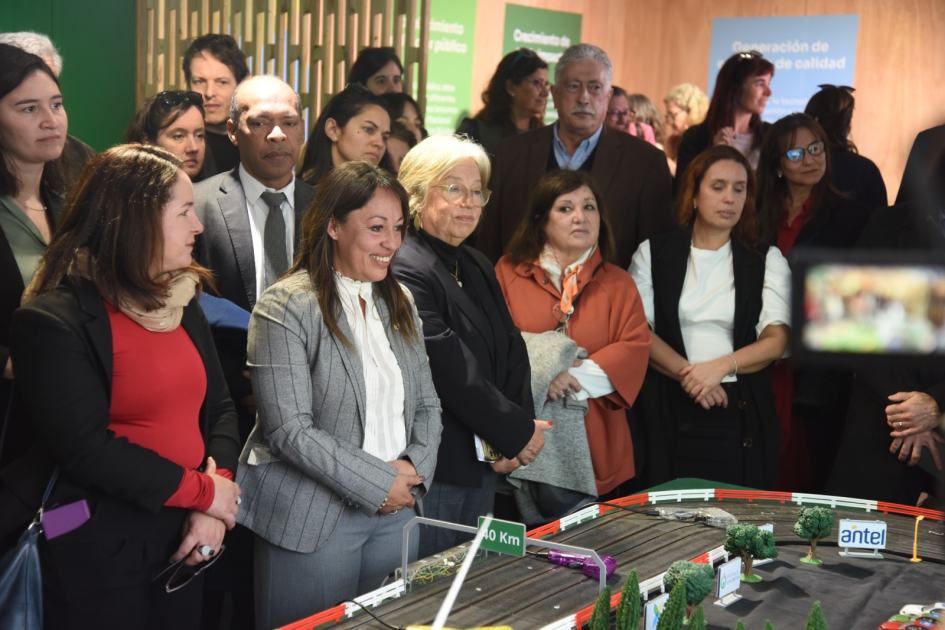 Ministra Cardona y autoridades recorren el stand del MIEM. 