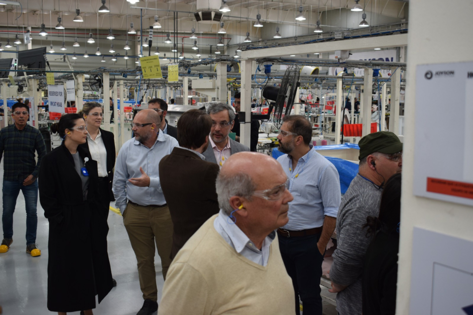 Visitantes en la planta industrial