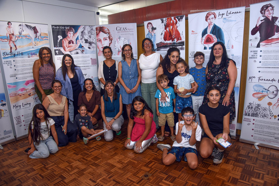 Actividad en el Museo Geominero Grupo de niñas, niños, adolescentes. Detrás de ellos banners con información.