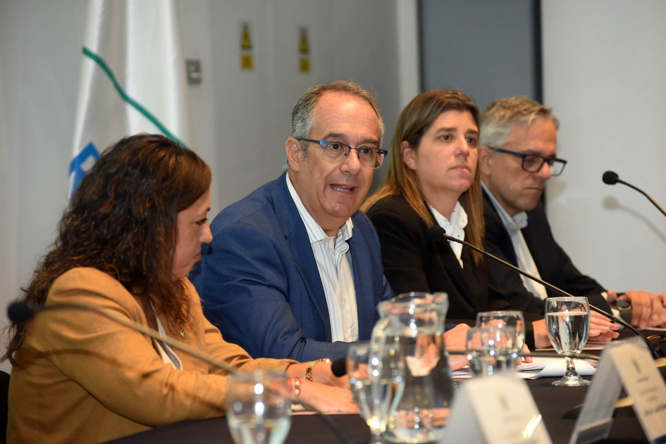 Ministro de Educación y Cultura, José Carlos Mahía expone en mesa de autoridades