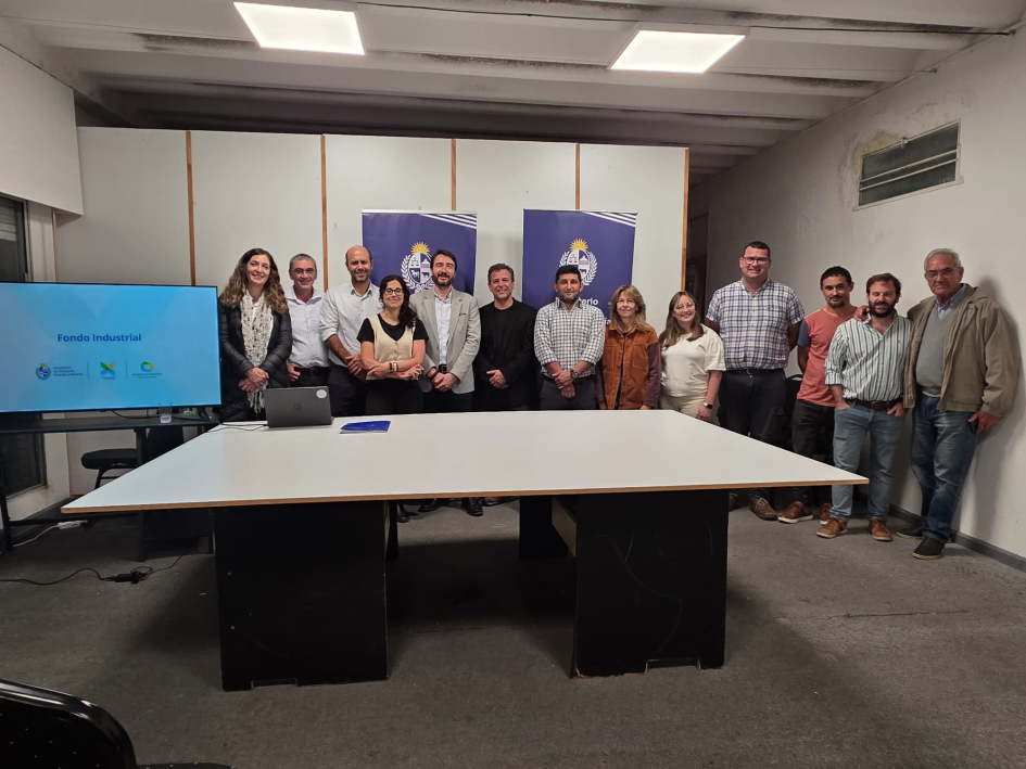 Foto grupal de asistentes al taller de Rosario junto con Director Míguez y Ángel Larrama