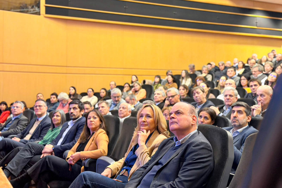 Conmemoración del 52.° aniversario de Antel Público sentado en un anfiteatro
