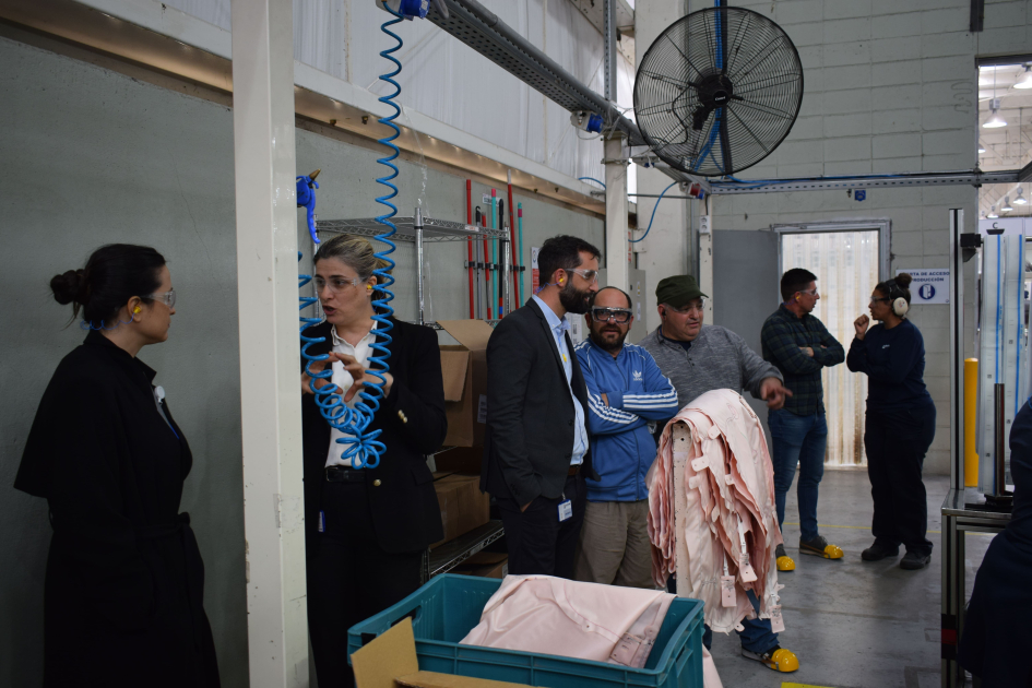 Funcionarios y visitantes en la planta industrial