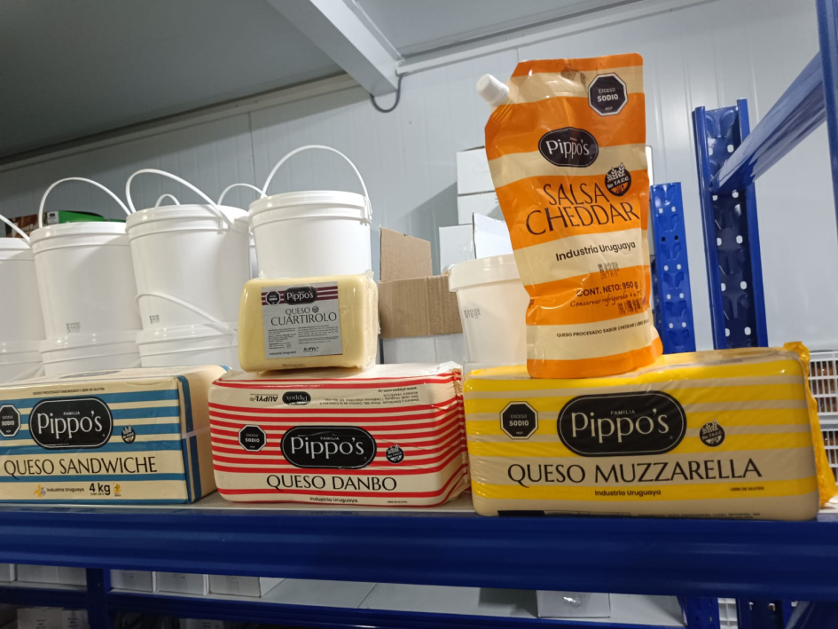 Productos lácteos sobre una repisa