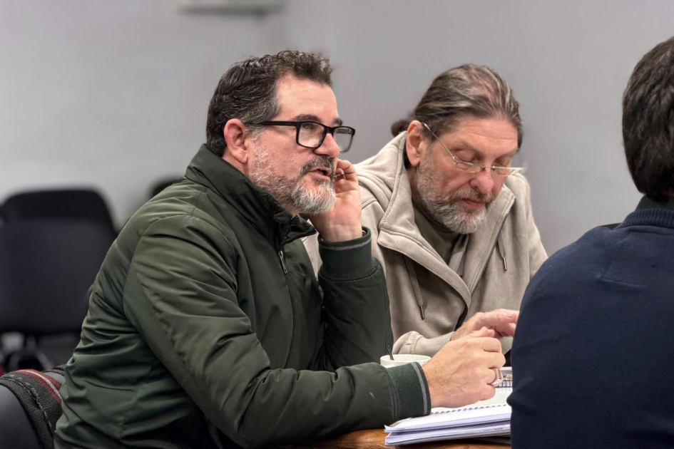 Representantes de los trabajadores: Danilo Dárdano (CSI) y Álvaro Macedo (FOEMYA) Danilo Dárdano y Macedo, sentados