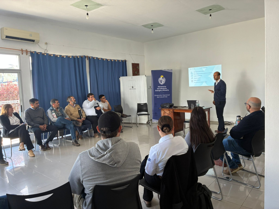 Imagen del taller realizado en Plaza de la Mujer de Fray Bentos