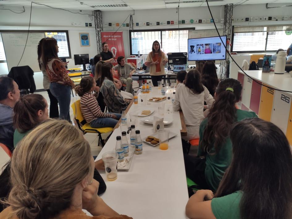 Mujer presentado a otras frente a una pantalla