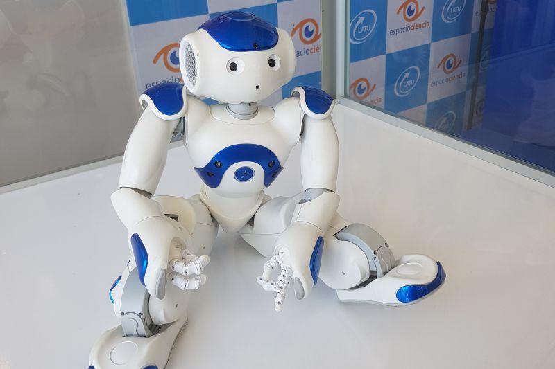 NAO el robot que interactúa con el público NAO el robot que interactúa con el público