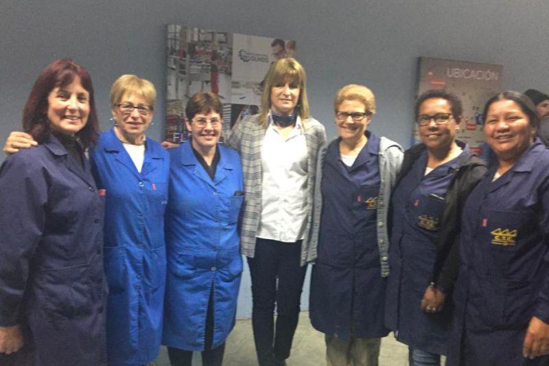 Ministra (i) Olga Otegui junto a trabajadoras de la Cooperativa CTC Ministra (i) Olga Otegui junto a trabajadoras de la Cooperativa CTC