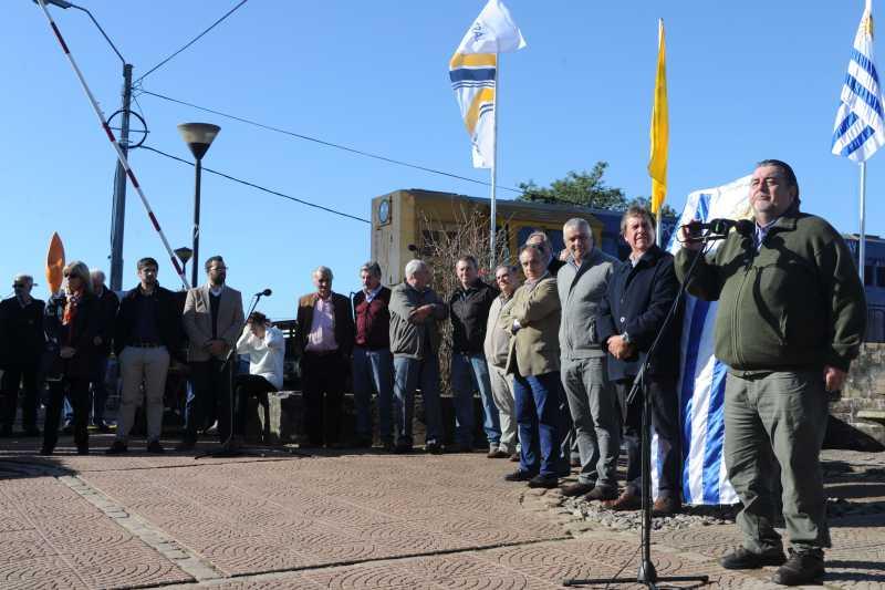 Autoridades asistentes al acto Autoridades asistentes al acto